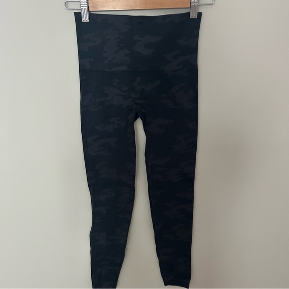 Spanx Look At Me Now Seamless High Waisted Leggings in Black Camo Size Small - Picture 2 of 6